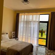 Դելյուքս համար՝ «queen-size» մահճակալով