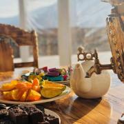 Երեքտեղանի համար՝ սարերի տեսարանով