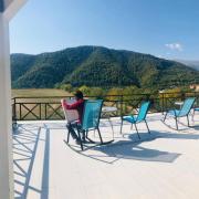 Երեքտեղանի համար՝ սարերի տեսարանով